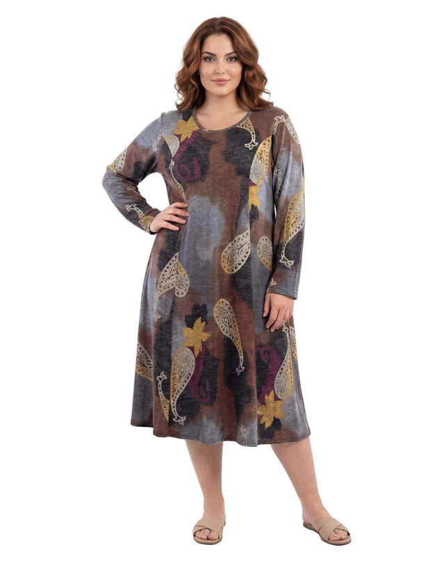 Дамска разкроена рокля с едри пейсли мотиви в кафяви нюанси, свободен А-силует и дълъг ръкав, заснета в цял ръст на бял фон.