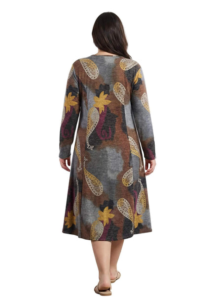 Разкроена ежедневна рокля в кафяви нюанси с пейсли мотиви, заснета в гръб в цял ръст, показваща свободно падащата кройка и дължината на модела.