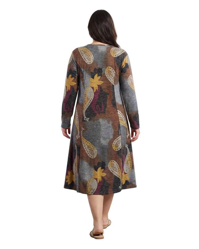 Разкроена ежедневна рокля в кафяви нюанси с пейсли мотиви, заснета в гръб в цял ръст, показваща свободно падащата кройка и дължината на модела.
