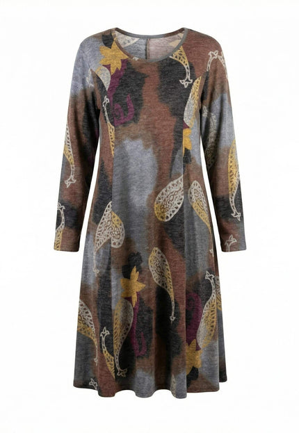 Разкроена ежедневна рокля в кафяво с цветни пейсли мотиви, дълъг ръкав и обло деколте, заснета на бял фон.