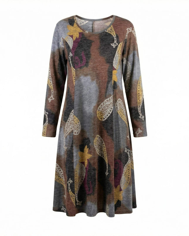Разкроена ежедневна рокля в кафяво с цветни пейсли мотиви, дълъг ръкав и обло деколте, заснета на бял фон.