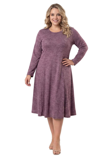 Разкроена рокля от плътна вискоза в цвят пепел от рози с дълъг ръкав и вертикални шевове, заснета в цял ръст отпред.