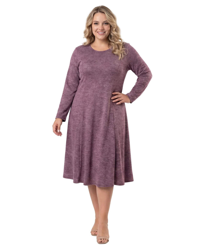 Разкроена рокля от плътна вискоза в цвят пепел от рози с дълъг ръкав и вертикални шевове, заснета в цял ръст отпред.