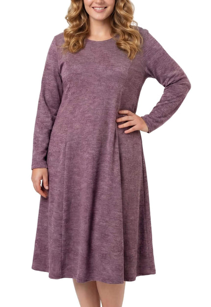 Разкроена рокля от плътна вискоза в цвят пепел от рози, с дълъг ръкав и А-силует, заснета в цял ръст.