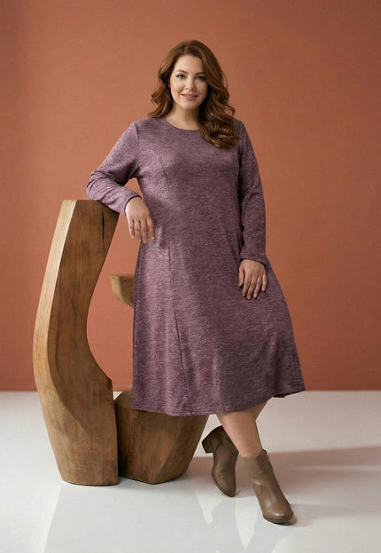 Разкроена рокля от плътна вискоза в цвят пепел от рози, представена в цял ръст върху модел, подпрян на дървена декорация.