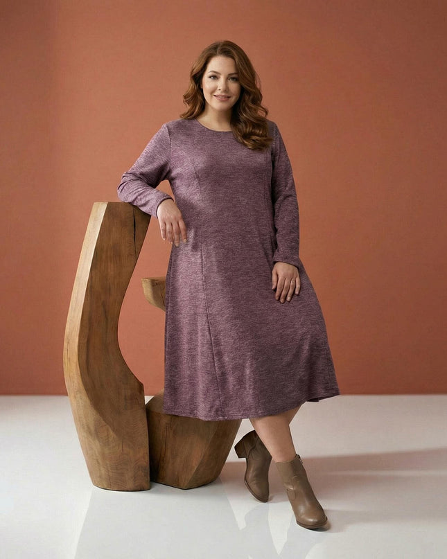 Разкроена рокля от плътна вискоза в цвят пепел от рози, представена в цял ръст върху модел, подпрян на дървена декорация.