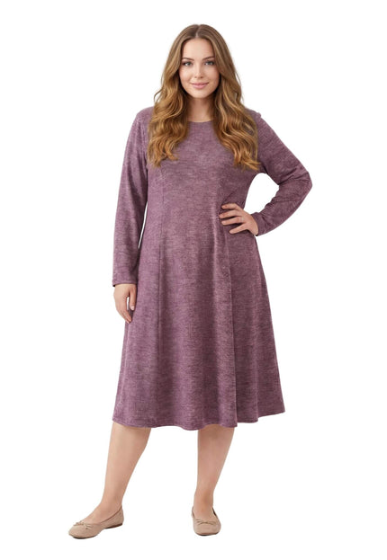 Разкроена рокля от плътна вискоза в цвят пепел от рози, заснета върху модел в цял ръст. Елегантен силует с дълъг ръкав и декоративни вертикални шевове.