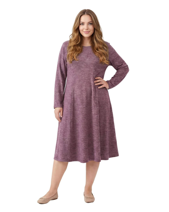 Разкроена рокля от плътна вискоза в цвят пепел от рози, заснета върху модел в цял ръст. Елегантен силует с дълъг ръкав и декоративни вертикални шевове.