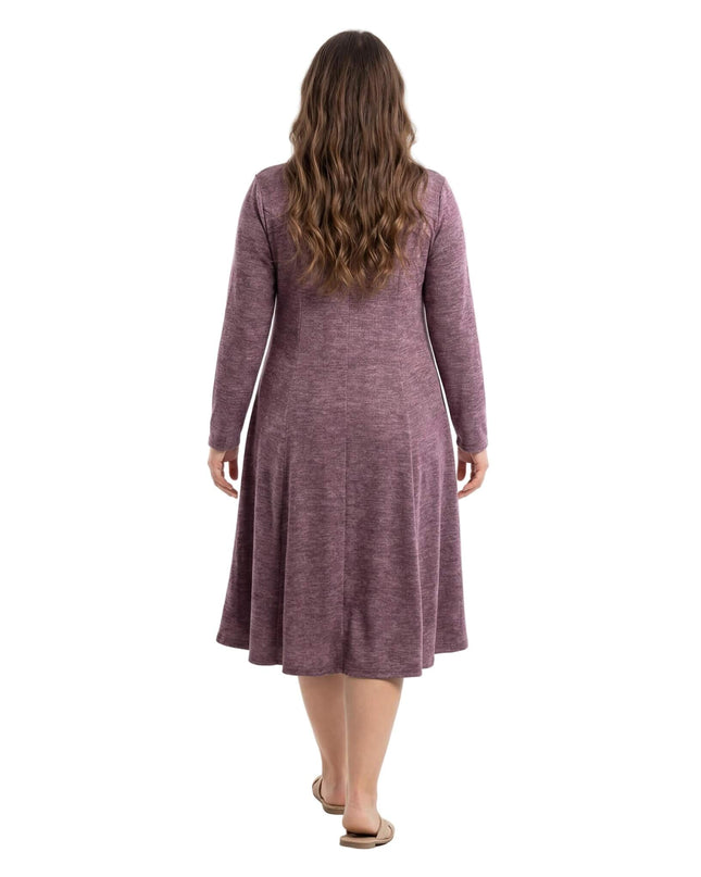 Разкроена рокля от плътна вискоза в цвят пепел от рози – изглед отзад. Снимката показва вертикалните шевове на гърба и свободното падане на полата.