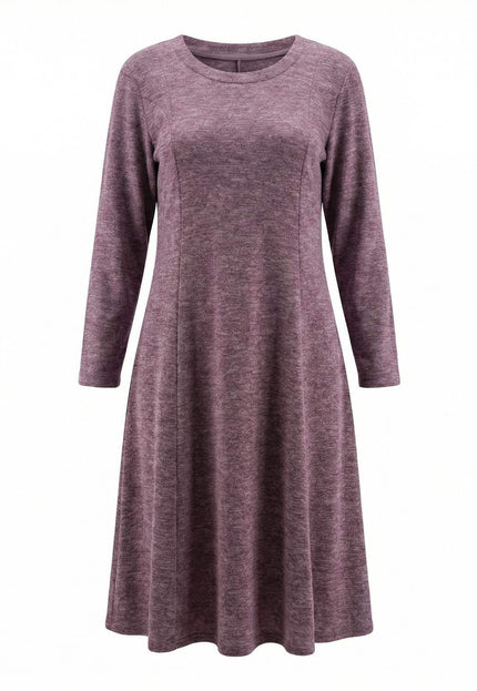 Разкроена рокля от плътна вискоза в цвят пепел от рози с вертикални шевове и обло деколте, заснета в цял ръст на бял фон