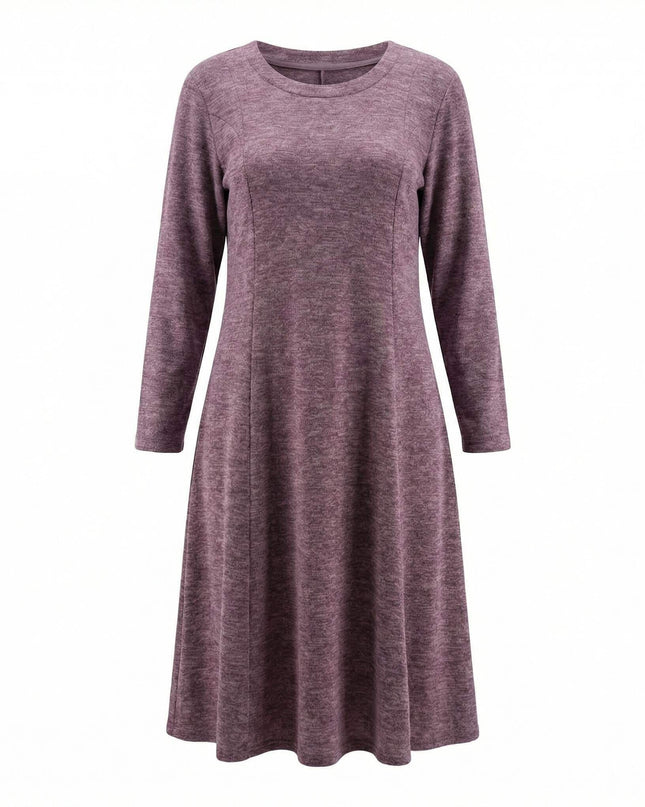 Разкроена рокля от плътна вискоза в цвят пепел от рози с вертикални шевове и обло деколте, заснета в цял ръст на бял фон