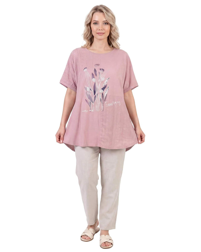 Розова лятна макси туника с флорални мотиви и кръгло деколте, показана в цял ръст на бял фон.