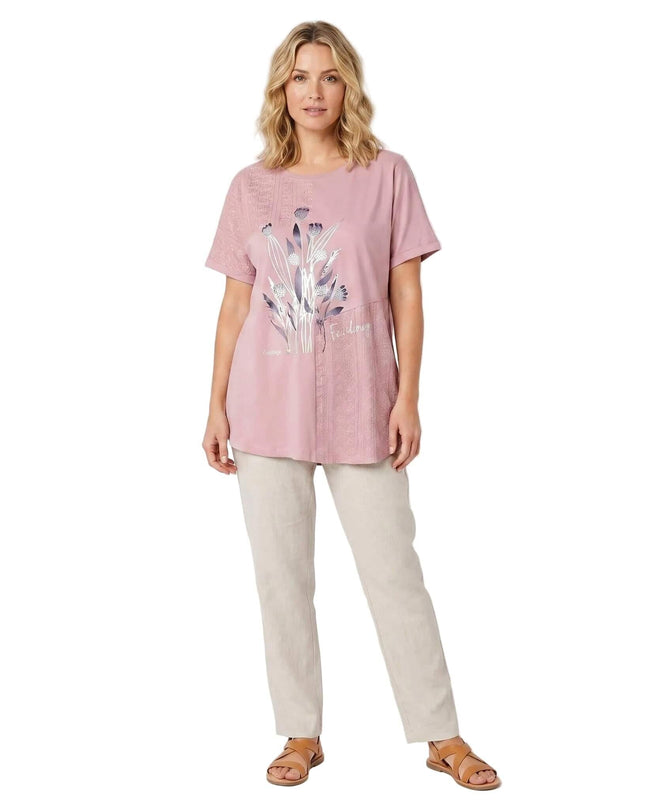 Розова лятна макси туника с красиви флорални мотиви и нежна дантела, показана в цял ръст на бял фон.