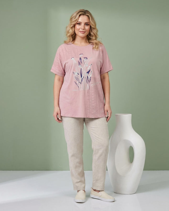 Розова лятна макси туника с флорални мотиви и дантелени панели, представена в цял ръст върху модел.