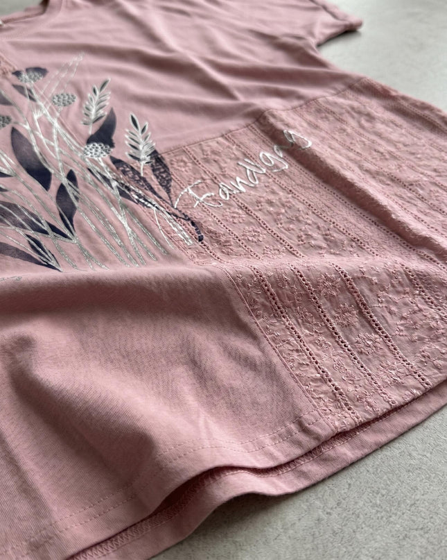 Детайл отблизо на розова лятна макси туника, показващ флоралните мотиви със сребристи акценти и красивата дантела.