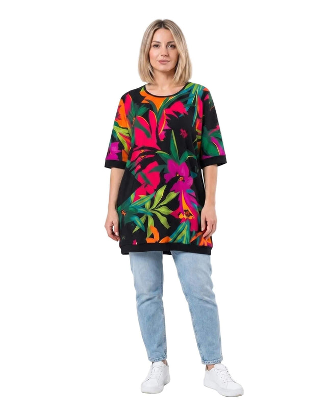 Шарена лятна туника големи размери с ярък тропически флорален принт на черен фон. Изглед отпред в цял ръст на модел върху бял фон.