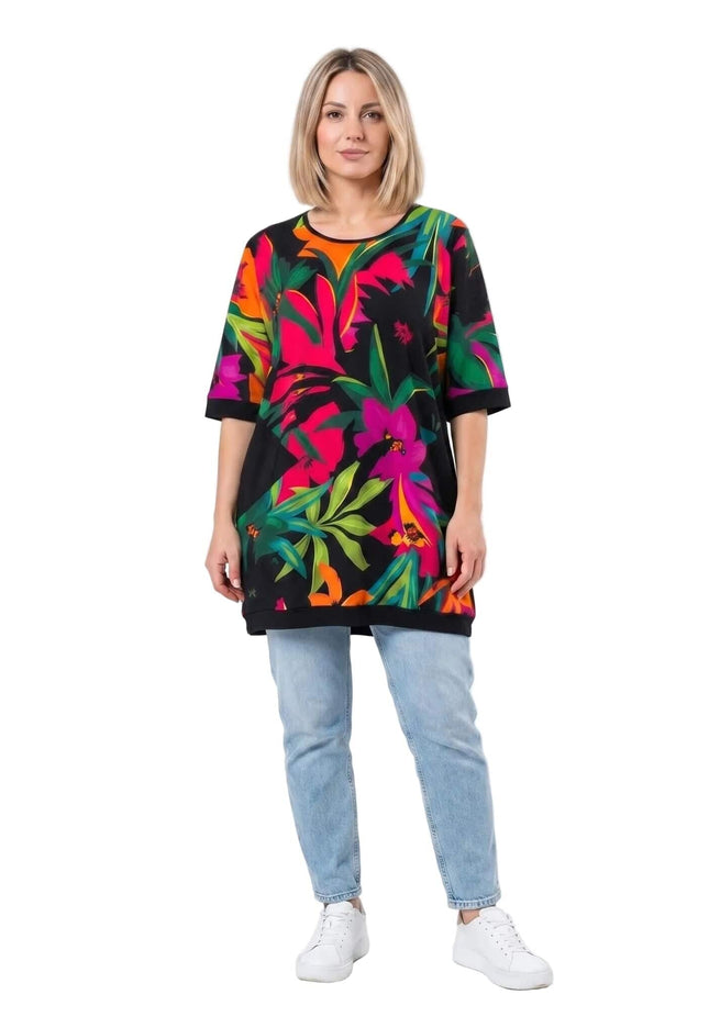Шарена лятна туника големи размери с ярък тропически флорален принт на черен фон. Изглед отпред в цял ръст на модел върху бял фон.
