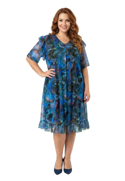 Шарена официална рокля големи размери в синьо с абстрактни мотиви и ефектен ръкав от шифон, представена в цял ръст на бял фон.