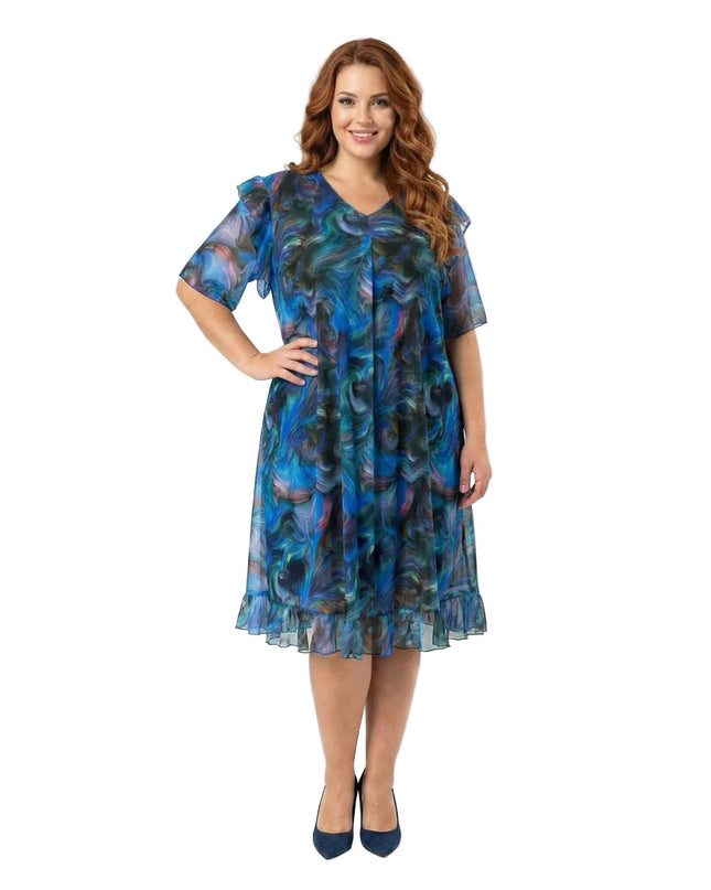 Шарена официална рокля големи размери в синьо с абстрактни мотиви и ефектен ръкав от шифон, представена в цял ръст на бял фон.