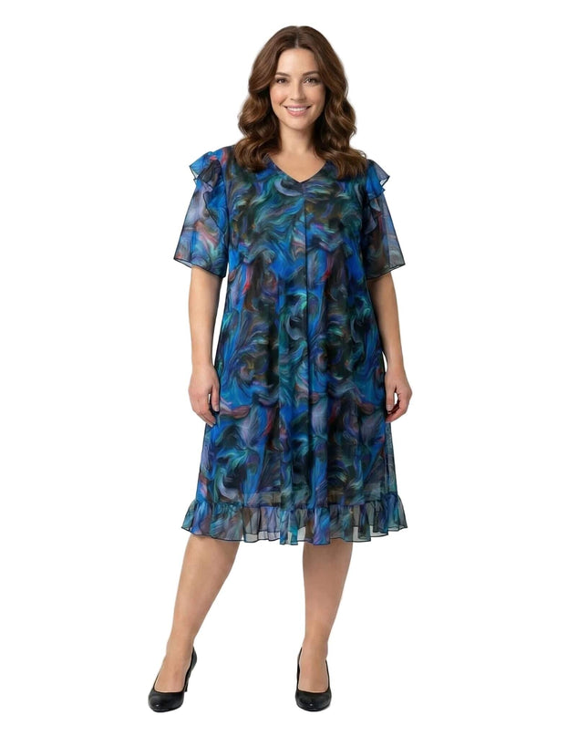 Елегантна шарена официална рокля големи размери с V-образно деколте, шифонени ръкави и абстрактен принт в синьо, заснета в цял ръст отпред.