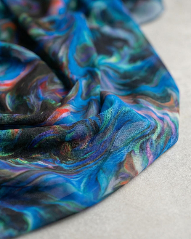 Детайл отблизо на фината материя на шарена официална рокля големи размери, показващ пъстър шифон с абстрактен десен в наситено синьо.