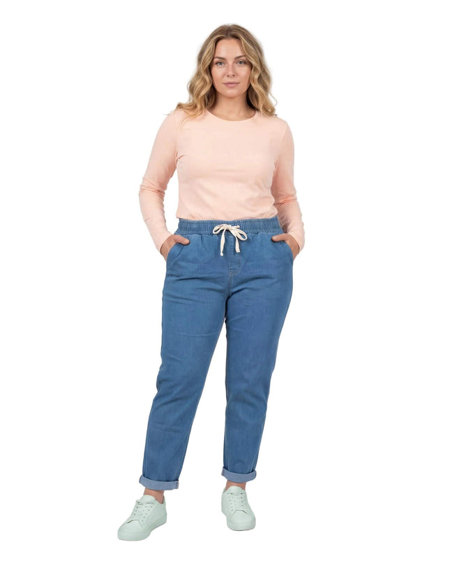 Сини летни дънки големи размери с права кройка и ластик с връзки. Снимка в цял ръст на бял фон, показваща навитите крачоли и предните джобове.