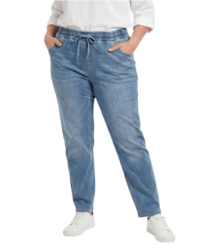 Сини макси дамски дънки с еластична талия и връзки, права кройка и странични джобове, снимани отпред в цял ръст.