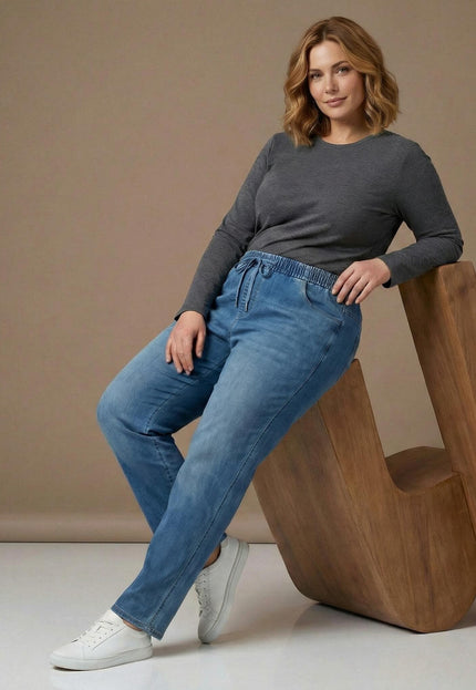 Сини макси дамски дънки с ластик и връзки от тенсел и памук, представени в цял ръст върху седнал модел.