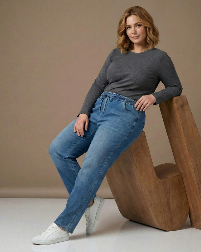 Сини макси дамски дънки с ластик и връзки от тенсел и памук, представени в цял ръст върху седнал модел.