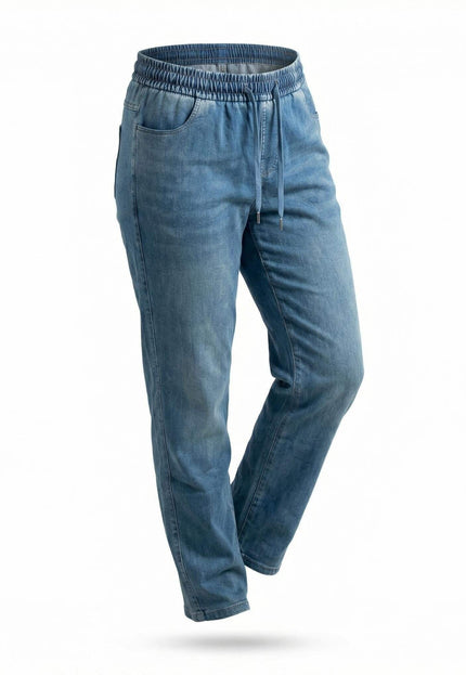 Сини макси дамски дънки от тенсел и памук с ластичен колан и връзки на талията, права кройка, заснети на бял фон.