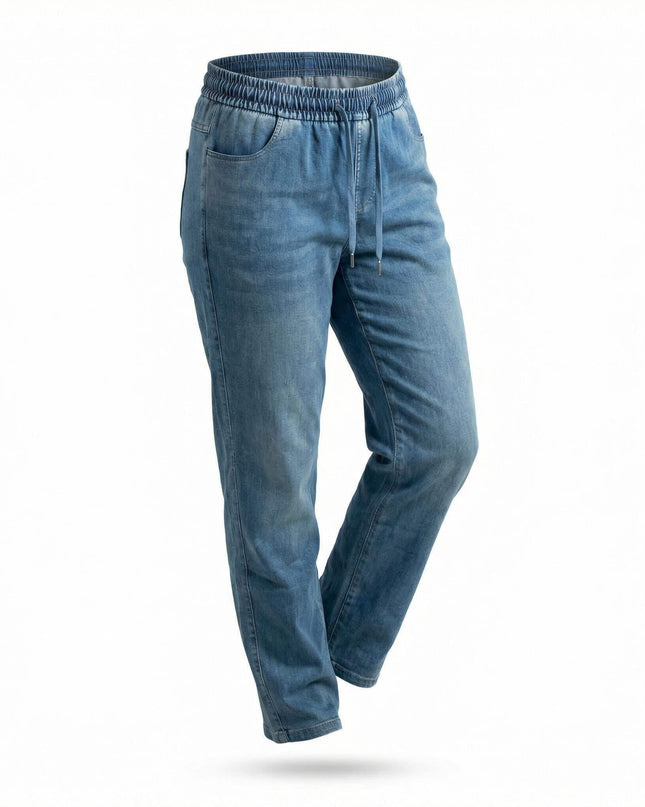 Сини макси дамски дънки от тенсел и памук с ластичен колан и връзки на талията, права кройка, заснети на бял фон.