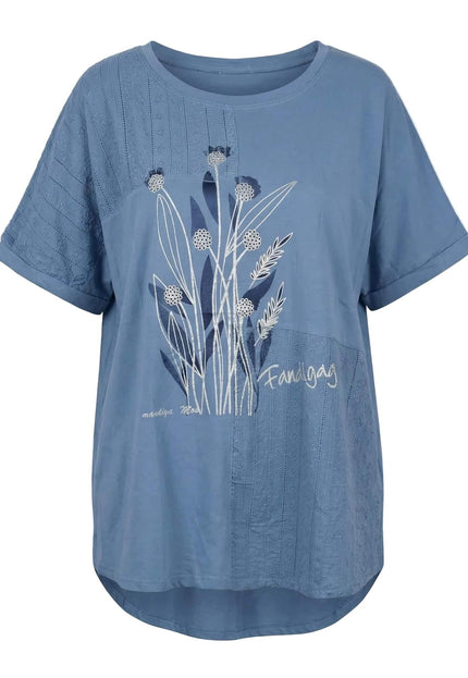 Предна част на синя лятна макси туника с овално деколте, асиметричен дизайн с цветя и дантелени панели, заснета като плосък кадър на бял фон.