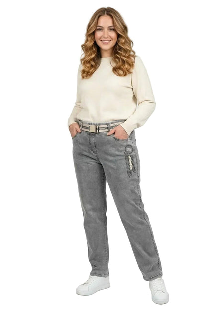 Сиви ежедневни макси дънки с права кройка, текстилен колан и декоративни камъчета, заснети в цял ръст на бял фон.