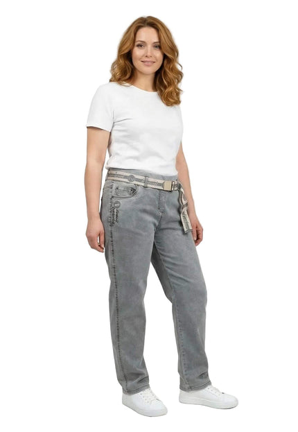 Сиви ежедневни макси дънки с права кройка и ластик в талията, представени в кадър цял ръст на бял фон.