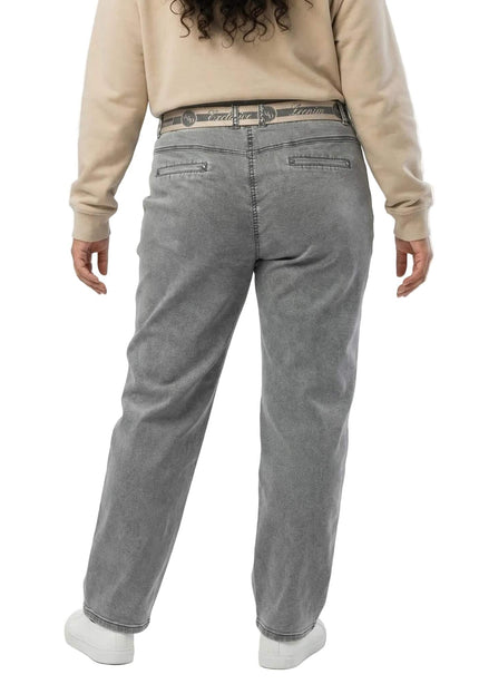 Изглед отзад на сиви ежедневни макси дънки с права кройка, декоративни задни джобове и стилно текстилно коланче.