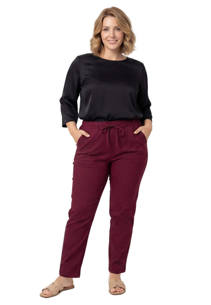 Спортно-елегантен макси панталон бордо с прав крачол и еластична талия с връзки, представен в цял ръст на бял фон.