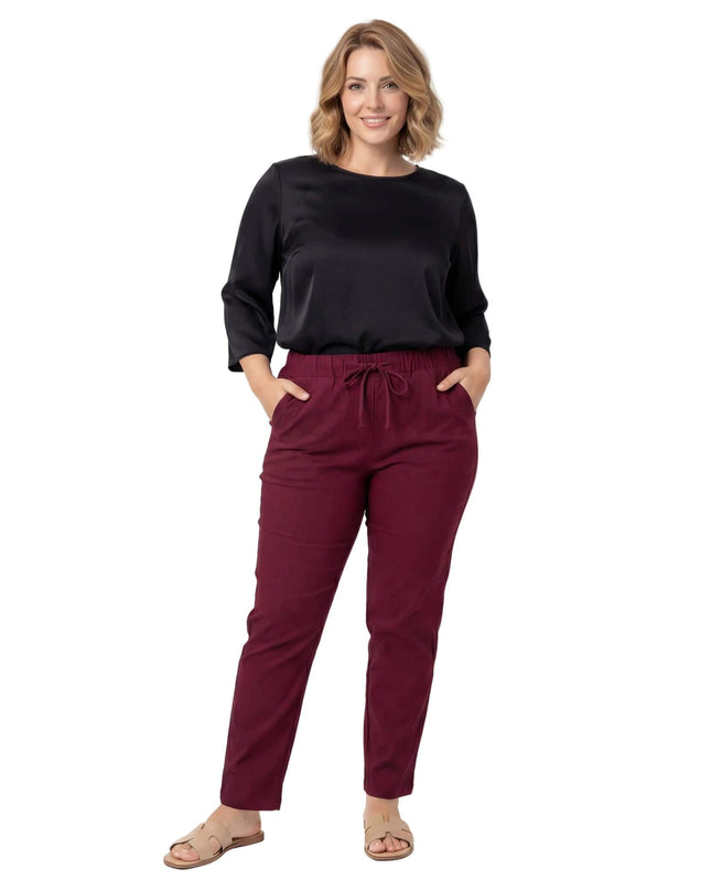 Спортно-елегантен макси панталон бордо с прав крачол и еластична талия с връзки, представен в цял ръст на бял фон.