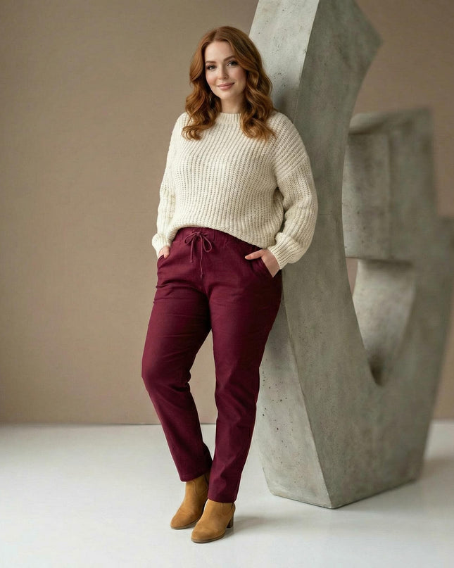 Спортно-елегантен макси панталон в цвят бордо с прав крачол, ластична талия и връзки, демонстриран в цял ръст върху модел.