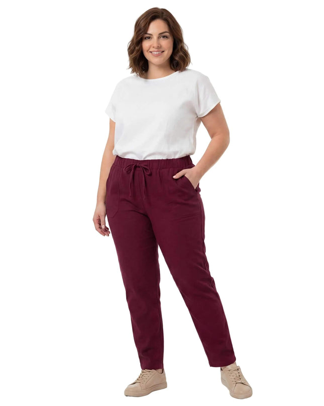 Спортно-елегантен дамски макси панталон в цвят бордо с прав крачол и връзки на талията, сниман в цял ръст върху модел.