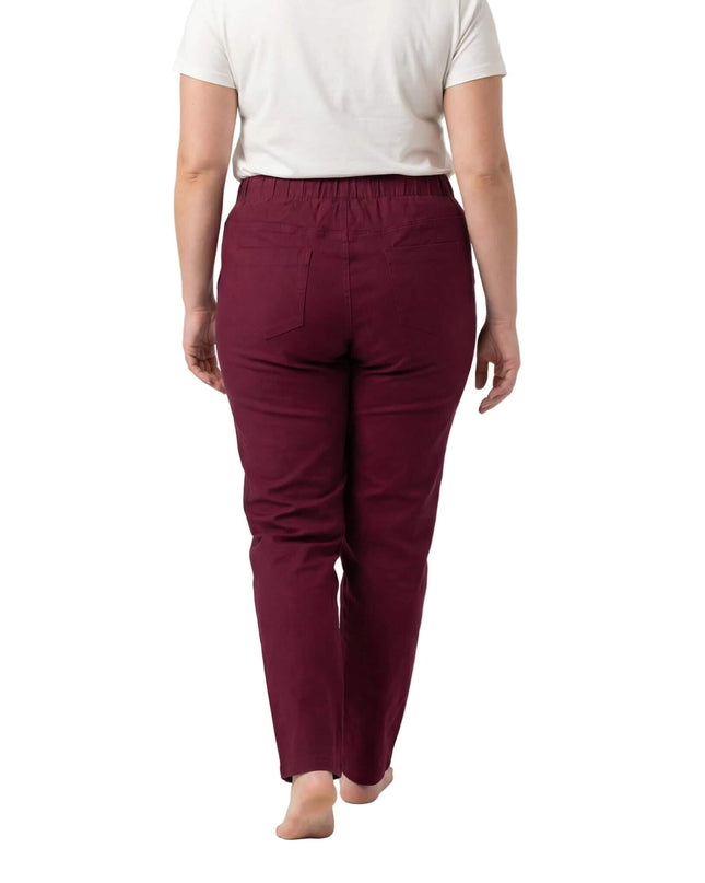 Спортно-елегантен дамски макси панталон в цвят бордо, сниман отзад, показващ права кройка, ластична талия и функционални задни джобове.