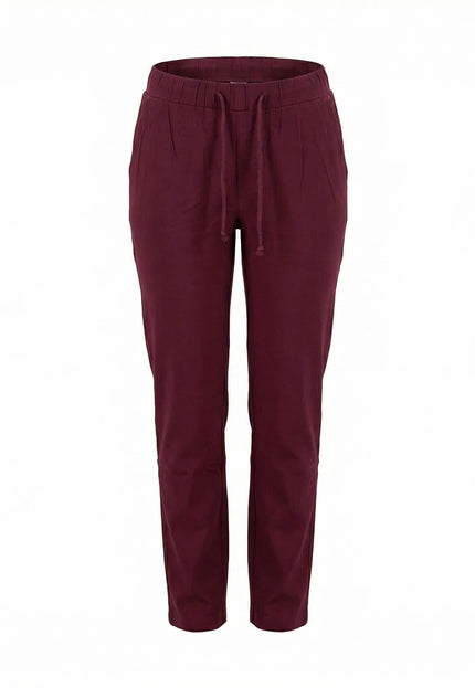Спортно-елегантен макси панталон в цвят бордо с прав крачол. Преден изглед на дрехата на бял фон, детайлно показващ ластичната талия с връзки и джобовете.
