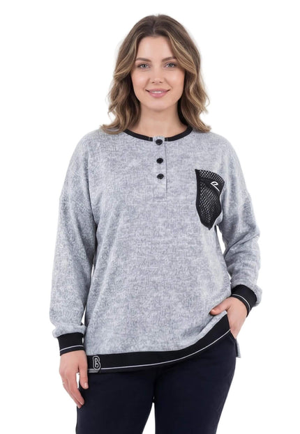 Светлосива туника меланж с декоративен джоб с черна мрежа, копчета на деколтето и черен кант, заснета отпред върху модел.