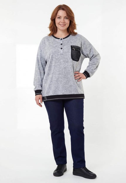 Светлосива туника меланж с декоративен джоб и мрежа, снимана в цял ръст отпред. Ежедневен модел с черни кантове по ръкавите и подгъва на бял фон.