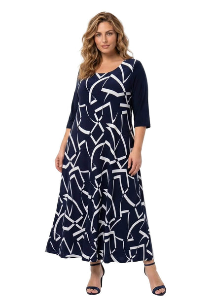 Елегантна тъмносиня официална макси рокля с бял геометричен принт и разкроен силует, показана в цял ръст на бял фон.