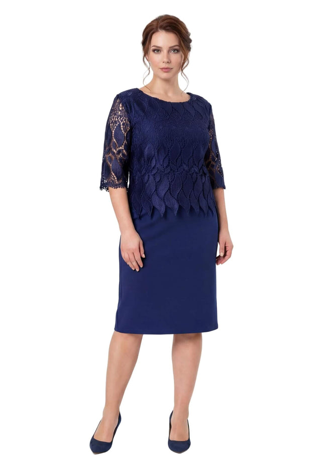 Тъмносиня официална макси рокля с дантелена горна част и права кройка, заснета в цял ръст на бял фон.