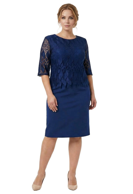 Тъмносиня официална макси рокля с дантела и права кройка, представена в цял ръст на бял фон.