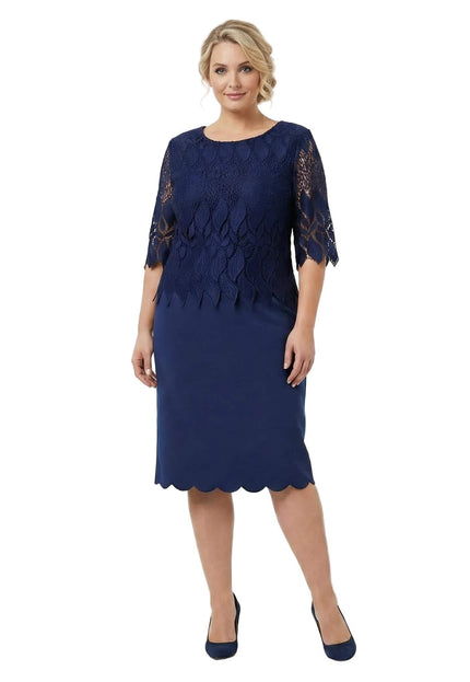 Тъмносиня официална макси рокля с дантела, права кройка и ръкави до лакътя, заснета в цял ръст отпред.