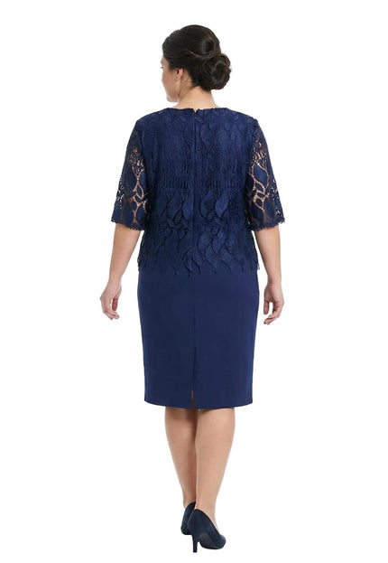 Тъмносиня официална макси рокля с дантела – изглед в гръб в цял ръст, показващ детайлната изработка на дантеления гръб и цепката при подгъва.