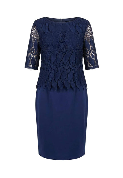 Тъмносиня официална макси рокля с права кройка и горна част от флорална дантела, представена в цял ръст на бял фон.