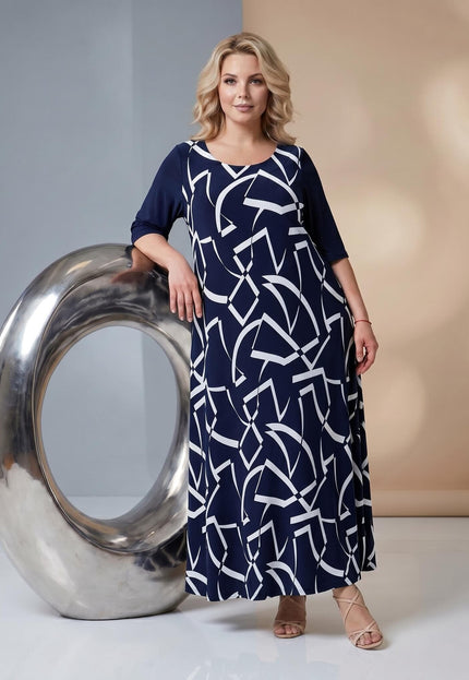 Тъмносиня официална макси рокля с разкроен силует и бял абстрактен принт, представена от модел в цял ръст.